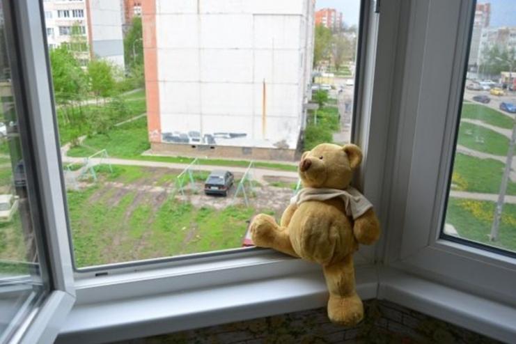 В Одессе из окна восьмого этажа выпал малыш: правоохранители расследуют обстоятельства происшествия